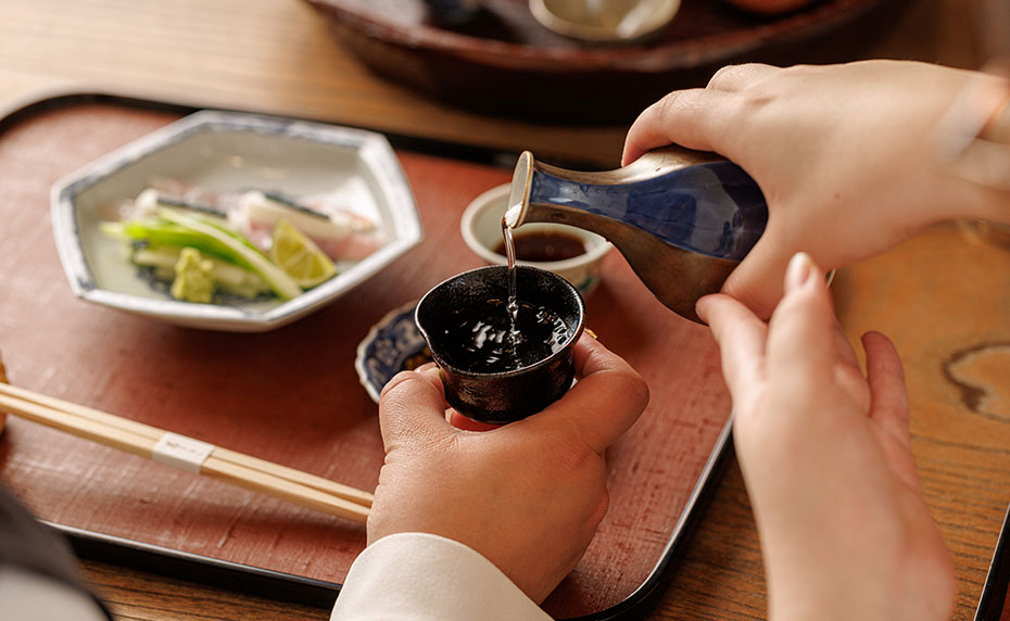 酒注ぐシーン